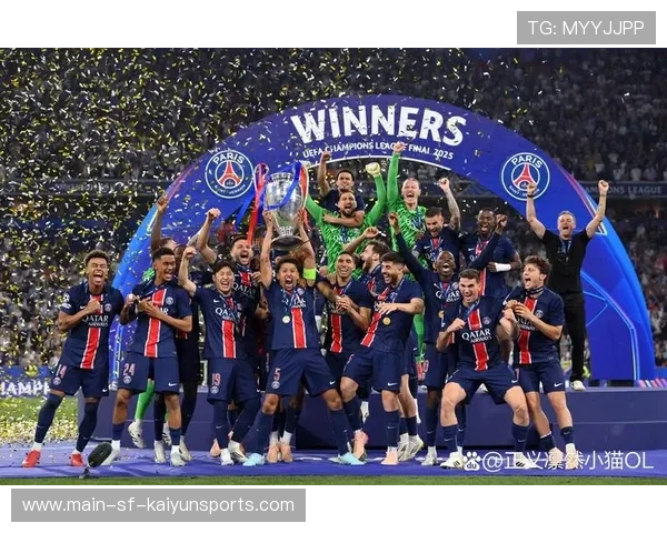 球迷自发组织庆祝活动，城市氛围热烈，自发组织的足球赛