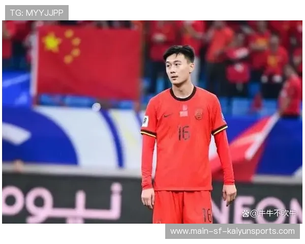 蒋圣龙抢占身位头球解围，申花防线积极应对积分重罚